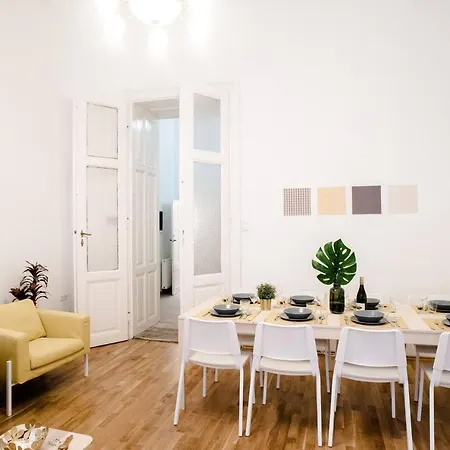 Huge, Central For 8 People Apartment Budapest